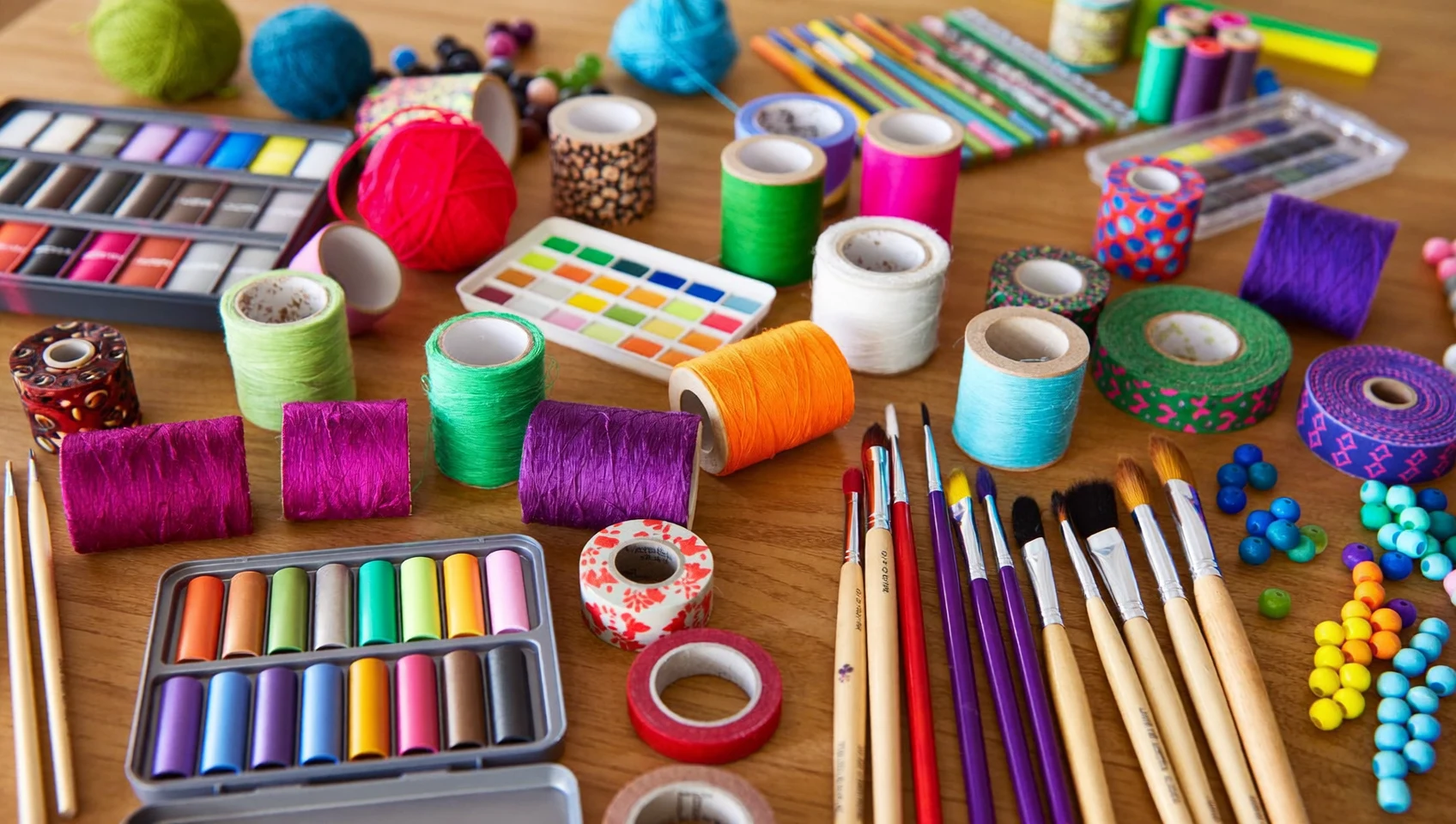 Illustration af farverigt hobbybord med kreative materialer